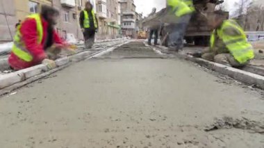 Beton karıştırıcı hızlandırıcı hiperhızlandırıcıyla yolu açmak için çelik takviyesi yaptıktan sonra hazır beton döküp düzleştiriyorlar. Tramvay raylarının yeniden inşası