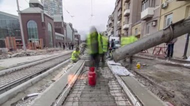 Hazır beton beton mikser timelapse hyperlapse tarafından yol yapmak için çelik takviye koyduktan sonra dökme. Tramvay parça yeniden inşası