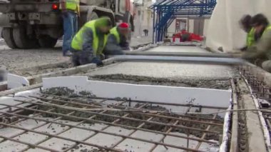 Çelik şebeke takviyesi yaptıktan sonra beton karıştırıcı hiperhızlandırıcı ile yolu açmak için hazır beton dökülüyor. Şehir caddesindeki tramvay raylarının yeniden inşası