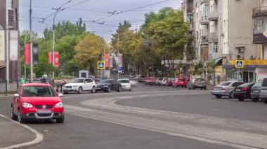 Ukrayna, Harkiv 'de yeni tramvay rayları olan bir yola park edilmiş arabalar. Kharkov şehrinin Sumskoy pazarı yakınlarındaki Trinkler ve Mayakovsky caddelerinin kesiştiği yerde trafik var.