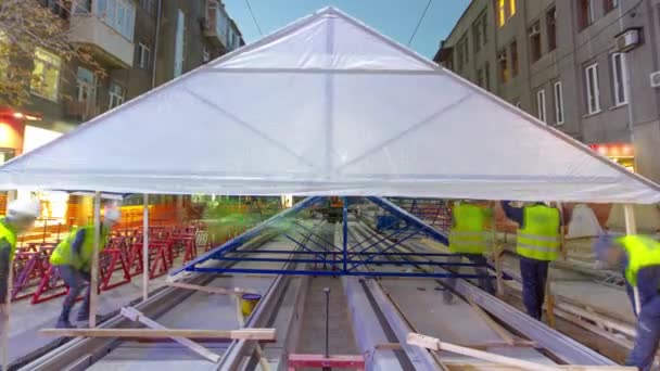 Budowniczowie Wykonujący Przykrycie Namiotem Szyn Tramwajowych Etapie Ich Montażu Integracji — Wideo stockowe