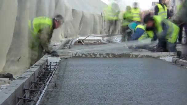 コンクリートミキサーで道路を作るために鉄筋コンクリート造の補強を配置した後 混合コンクリートを置く時間経過過負荷 テントで覆われた新しいレール 軌道の再建 — ストック動画