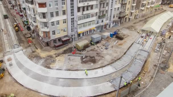 Cubriendo Hormigón Para Construcción Carreteras Con Muchos Trabajadores Mezcladora Grúa — Vídeo de stock