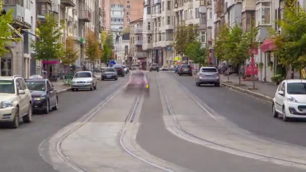 Bilar Väg Med Nya Spårvagnsskenor Charkiv Ukraina Trafik Korsningen Mellan — Stockvideo