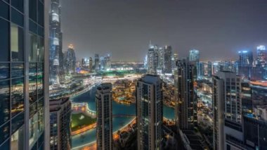 Dubai şehir merkezinde fıskiyeler ve modern fütüristik mimari hava zaman ayarlarıyla tüm gece boyunca ışıklar kapalıyken. Eski şehir ve alışveriş merkezi olan gökdelenlere panoramik manzara