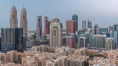 Barsha Heights bölgesindeki gökdelenler ve Greenens bölgesindeki alçak binalar hava gününden geceye geçiş zamanları. İnternet şehir kuleleri ile Dubai silueti