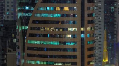 Barsha Heights bölgesindeki cami ve gökdelenler. Ofis kulesinin parlayan camları var. Akşam aydınlığıyla Dubai silüeti