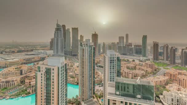空中的全景日出越过了未来的大城市时间的流逝 商业区和商业区有摩天大楼和传统房屋 阿拉伯联合酋长国迪拜的天空黑蒙蒙的 — 图库视频影像