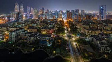 Barsha Heights bölgesinde gökdelenler ve tüm gece boyunca Greenens bölgesinde alçak binalar. İnternet şehir kulelerinde ışıkların söndüğü Dubai silueti