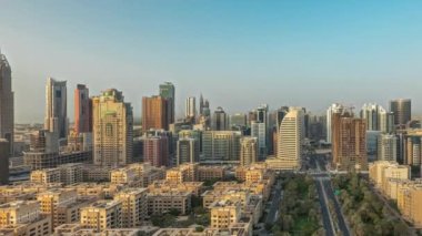 Barsha Heights bölgesindeki gökdelenleri ve Yeşiller bölgesindeki alçak binaları gösteren panorama. Palmiyeler ve ağaçlarla Dubai silueti