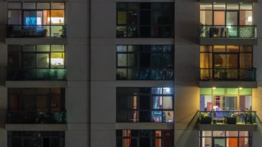 Gece saatlerinde apartmanın pencereleri, aydınlatılmış evlerin ışıkları. Evet. Balkonlarda rahatlama alanı. Gökdelenlerin kentsel manzarası