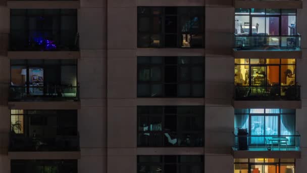 Okna Apartamentowca Nocy Timelapse Wiat Wietlonych Pokojach Dom Fotelami Balkonie — Wideo stockowe