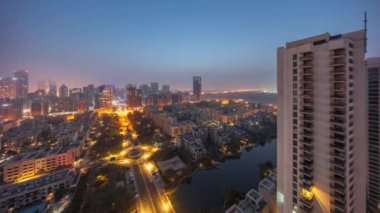 Barsha Heights bölgesindeki gökdelenler ve Greenens bölgesindeki alçak binalar gece gündüz geçiş zamanları. Dubai panoramik ufuk çizgisi sisli sabah