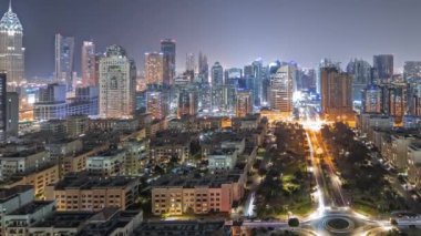 Barsha Heights bölgesindeki gökdelenleri ve Greenens bölgesindeki alçak binaları gösteren panorama. Palmiyeler ve ağaçlarla Dubai silueti