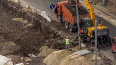 Beton yol yapım ile üniforma, ekskavatör ve mikser makine timelapse birçok işçi için çalışır. Tramvay yeniden inşası izler. Hava üstten görünüm