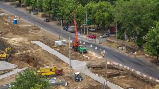 Yol Inşaatı Alanındaki Havadan Zaman Ayarında Kamyondan Vince Beton Plakaları — Stok video