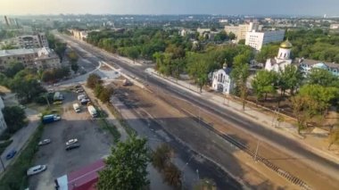 Büyük inşaat alanının panoramik hava görüntüsü. Betondaki karıştırma makinesi takviyeyle çalışıyor. Tramvay raylarının yeniden inşası