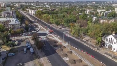 Bulvar ve tramvay raylarının yeniden inşa edildiği yerin panoramik görüntüsü. Yeni asfalt kaldırım döşeme, işçiler ve makineler. Yukarıdan asfalt kaldırıcı, silindir ve kamyon