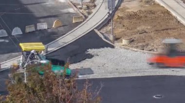 Asfalt Finişer, silindir ve kamyon yolda site timelapse asfaltlama sırasında onarın. Yol yapımı için makineler. Tramvay hava üstten görünüm yeniden yapılanma izler. İnşaat işçileri yol tamir.