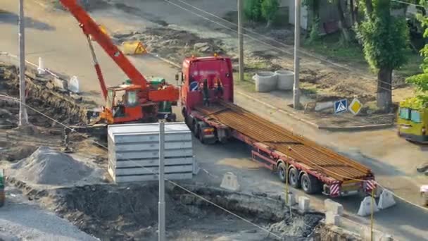 Πορτοκαλί Κατασκευή Τηλεσκοπική Κινητή Γερανογέφυρα Εκφόρτωσης Ράγες Τραμ Από Φορτηγό — Αρχείο Βίντεο