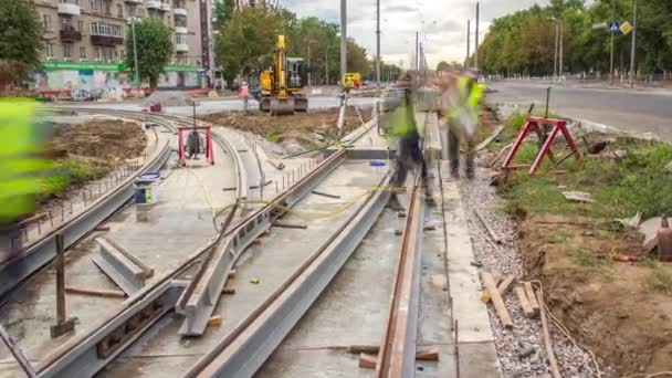 Robotnicy Wiercą Otwory Montażu Montażu Nowych Szyn Tramwajowych Betonowych Płytach — Wideo stockowe