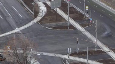 Bulvar ve tramvay raylarının yeniden inşa edildiği bir inşaat alanı. Yukarıdan gelen trafiğin olduğu yeni asfalt yol kaldırımı