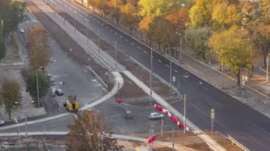 Bulvar ve tramvay raylarının yeniden inşa edildiği bir inşaat alanı. Yeni asfalt yol kaldırımı döşedikten sonra yol işaretleri, yukarıdan işçiler ve makineler