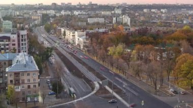Yol trafiği olan hava manzarası, günden geceye geçiş zamanı. Günbatımından sonra yeni inşa edilen Moskova Bulvarı ve yerleşim bölgeleriyle yukarıdan Kharkiv şehri