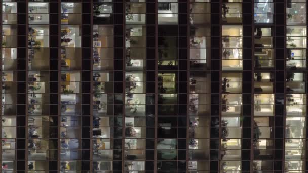 从顶部俯瞰一座大城市摩天大楼国际商务中心明亮的写字楼窗户 面向社交媒体的肖像模式垂直屏幕视频 — 图库视频影像