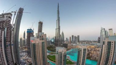 Dubai şehir merkezi manzarası en uzun gökdelenler panorama havadan geceye geçiş zamanı. Yukarıdan gelen trafiğin yoğun olduğu yeni kulelerin ve yolların inşa edildiği yer