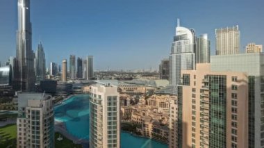 Panorama, Dubai şehir merkezinin gökdelenleriyle gökdelenleri gösteriyor. Yukarıdan gelen trafiğin yoğun olduğu yeni kulelerin ve yolların inşa edildiği yer