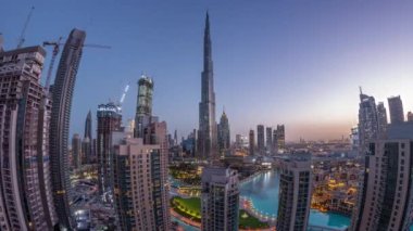 Dubai şehir merkezinin panoramasında gece gündüz geçiş saatleri arasında en yüksek gökdelenler var. Yukarıdan gelen trafiğin yoğun olduğu yeni kulelerin ve yolların inşa edildiği yer