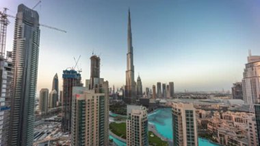 Dubai şehir merkezinin panorama 'sı. Hava gününden geceye geçiş zamanlarında en yüksek gökdelenler. Yukarıdan gelen trafiğin yoğun olduğu yeni kulelerin ve yolların inşa edildiği yer