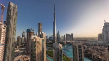 Dubai şehir merkezi en uzun gökdelenlerle tüm gün boyunca gölgeler gün doğumundan batımına hızla ilerlerken havadan panoramik zaman çizelgesi. Yukarıdan yeni kulelerin inşa alanı