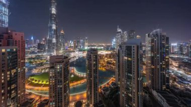 Dubai şehir merkezi gökdelenleri en yüksek gökdelenler gökyüzü zaman çizgisi tüm gece boyunca. Yeni kulelerin ve işlek yolların inşa edildiği ve yukarıdan ışıkların kapandığı bir inşaat sahası