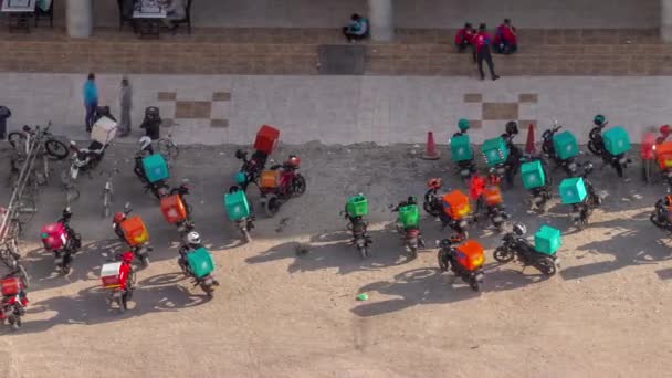 Многие Курьерские Мотоциклы Припарковались Улице Рядом Ресторанами Супермаркетом Ожидая Заказа — стоковое видео