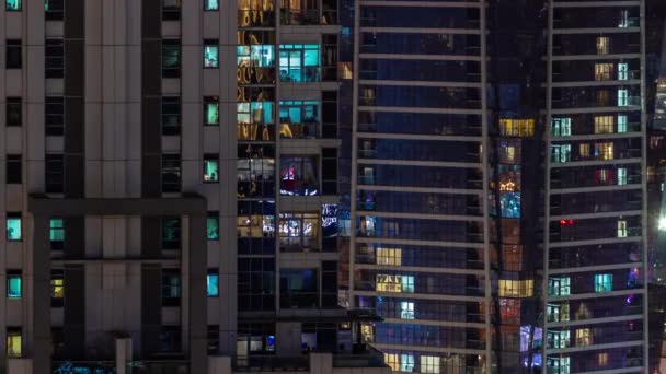 Appartement Ramen Van Een Geglazuurde Wolkenkrabber Gloeien Nachts Met Stadsverlichting — Stockvideo