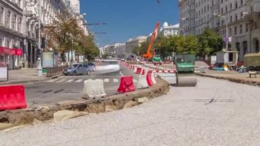 Yeşil titreşim silindir kompaktör yol yapımı ve onarımı timelapse bir taş alır. Tramvay parça yeniden inşası