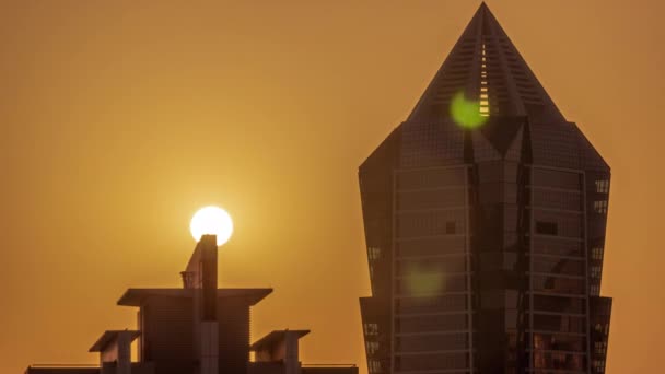 ビジネスベイ航空タイムラプス ドバイ アラブ首長国連邦の近代的なタワー住宅開発の上の日没 夕方にはオレンジ色の空をした高層ビル — ストック動画