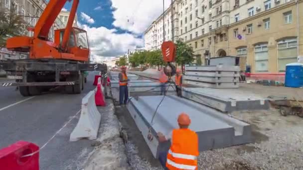 Die Montage Von Betonplatten Kran Der Straßenbaustelle Verstreicht Zeitraffer Industriearbeiter — Stockvideo