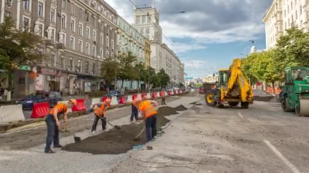 Excavadora Mueve Esparce Suelo Los Escombros Timelapse Carretera Trabajadores Con — Vídeos de Stock