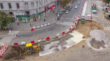 Buldozer hareket eder ve toprak ve molozları zaman geçidine yayar. Havadan görünüşlü. Tramvay raylarının yeniden inşası için buldozer çalıştırın. Yol yapım aşamasında.