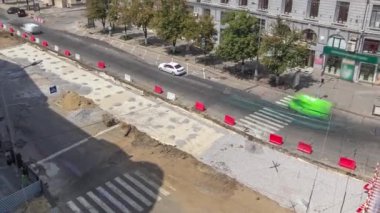 Buldozer hareket etti ve ezilmiş taş ve molozları zaman çizgisine yaydı. Tramvay raylarının yeniden inşasının havadan görüntüsü. Yol yapım aşamasında.