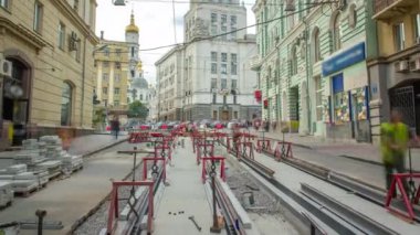 Kurulum aşamasındaki tramvay rayları ve zaman dilimindeki beton plakalara entegrasyon. Şehir merkezindeki tramvay raylarının yeniden inşası.