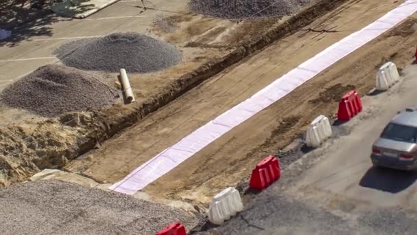 基板上の砕石 道路空中のタイムラプスの建設に作業ブルドーザー 建設中の支援活動や道路 軌道の再建 — ストック動画