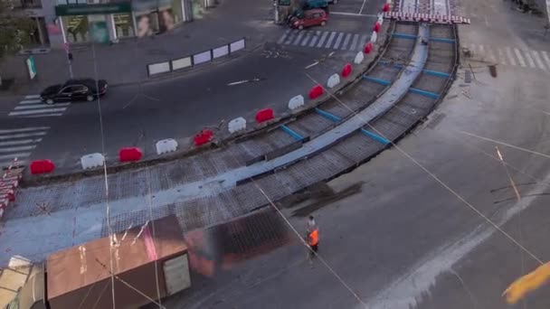 Şçiler Şehir Yollarındaki Tren Rayları Için Yük Vagonundan Takviyeyi Indiriyorlar — Stok video