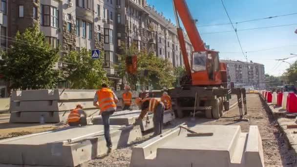 Instalação Placas Concreto Por Guindaste Local Construção Estrada Timelapse Trabalhadores — Vídeo de Stock