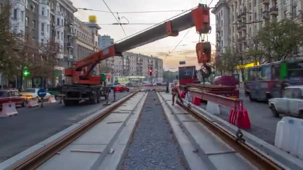 Orange Konstruktion Teleskopisk Mobilkran Lossning Spårvagn Skenor Från Lastbil Timelapse — Stockvideo