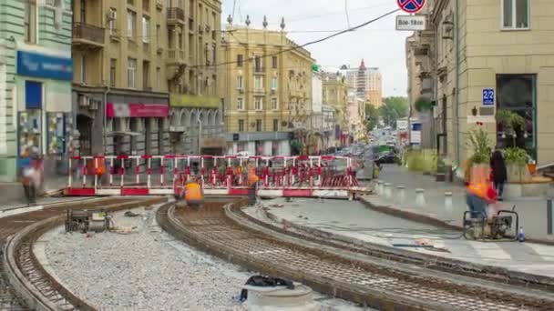 Pekerja Dengan Topeng Pelindung Penguatan Pengelasan Untuk Jalur Trem Jalan — Stok Video