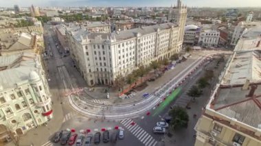 Ukrayna 'nın Kharkiv kentindeki tarihi binaların zaman çizelgesine sahip Anayasa Meydanı. Evin yakınındaki bir yol inşaatına tren rayları döşenmiş. Çatıdan görüntüle